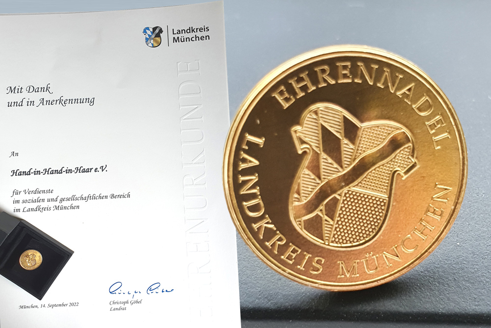 Ehrennadel und Urkunde